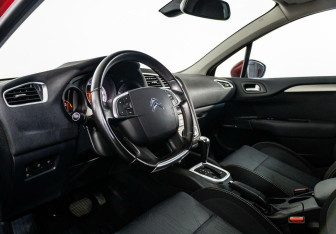 Подержанный автомобиль Citroen C4 Hatchback 2012 года (7 фото)