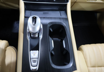 Подержанный автомобиль Voyah Dream 2023 года (19 фото)