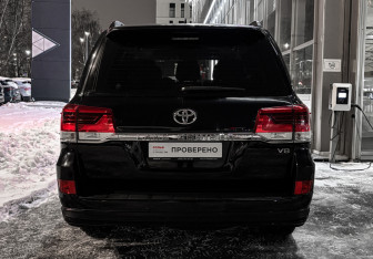 Подержанный автомобиль Toyota Land Cruiser Suv 2019 года (6 фото)