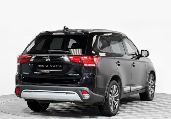 Подержанный автомобиль Mitsubishi Outlander 2019 года (5 фото)