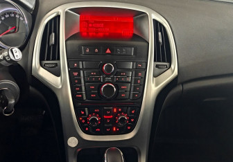 Подержанный автомобиль Opel Astra Hatchback 2012 года (13 фото)