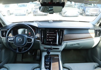 Подержанный автомобиль Volvo S90 2017 года (12 фото)