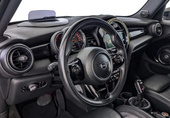 Подержанный автомобиль MINI Hatch 2020 года (15 фото)