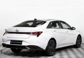 Подержанный автомобиль Hyundai Elantra Sedan 2021 года (5 фото)