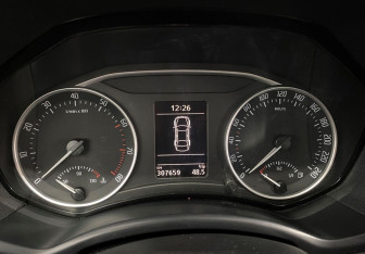 Подержанный автомобиль Skoda Octavia Liftback 2011 года (12 фото)