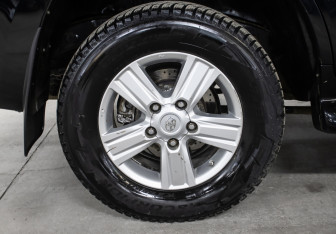 Подержанный автомобиль Toyota Land Cruiser Suv 2015 года (26 фото)