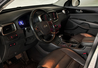 Подержанный автомобиль Kia Sorento 2018 года (13 фото)