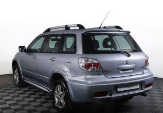 Подержанный автомобиль Mitsubishi Outlander 2007 года (7 фото)