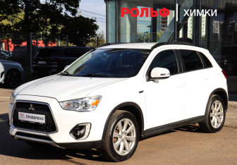 Подержанный автомобиль Mitsubishi ASX 2014 года (10 фото)