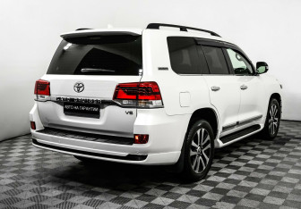 Подержанный автомобиль Toyota Land Cruiser Suv 2019 года (3 фото)