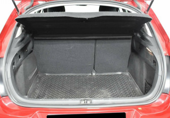 Подержанный автомобиль Citroen C4 Hatchback 2014 года (18 фото)