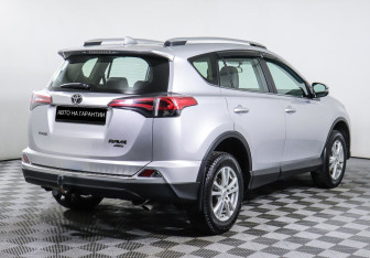 Подержанный автомобиль Toyota RAV4 2017 года (3 фото)