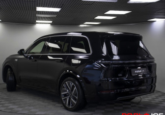 Подержанный автомобиль LiXiang L9 2023 года (26 фото)