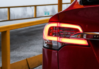 Подержанный автомобиль Tesla Model X 2019 года (18 фото)