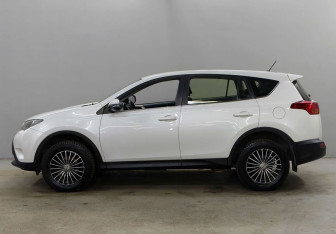 Подержанный автомобиль Toyota RAV4 2015 года (8 фото)