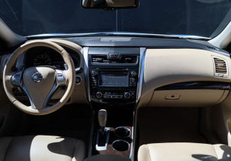 Подержанный автомобиль Nissan Teana 2014 года (10 фото)