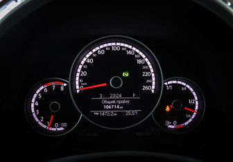 Подержанный автомобиль Volkswagen Beetle Hatchback 2014 года (16 фото)