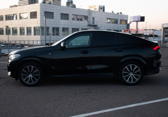 Подержанный автомобиль BMW X6 2020 года (8 фото)