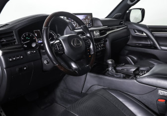 Подержанный автомобиль Lexus LX 2016 года (15 фото)