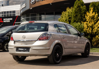 Подержанный автомобиль Opel Astra Hatchback 2008 года (3 фото)