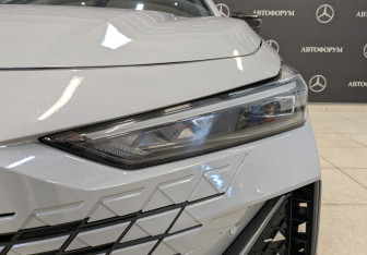 Подержанный автомобиль Changan UNI-V 2023 года (11 фото)