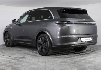 Подержанный автомобиль LiXiang L7 2023 года (7 фото)