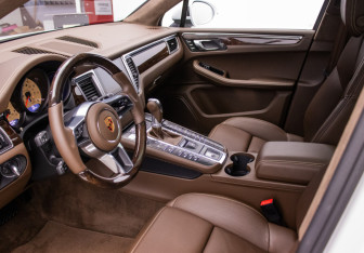 Подержанный автомобиль Porsche Macan 2017 года (10 фото)