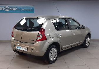 Подержанный автомобиль Renault Sandero 2010 года (5 фото)
