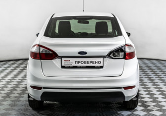 Подержанный автомобиль Ford Fiesta Sedan 2015 года (6 фото)
