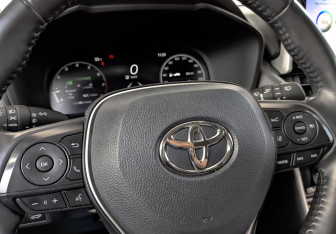 Подержанный автомобиль Toyota RAV4 2023 года (25 фото)
