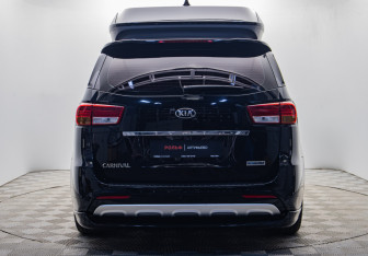 Подержанный автомобиль Kia Carnival 2016 года (3 фото)