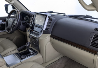 Подержанный автомобиль Toyota Land Cruiser Suv 2016 года (13 фото)