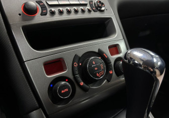 Подержанный автомобиль Peugeot 308 Hatchback 2010 года (16 фото)