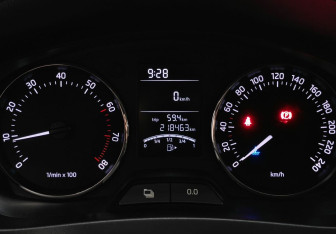 Подержанный автомобиль Skoda Rapid Liftback 2014 года (16 фото)