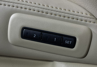 Подержанный автомобиль Infiniti JX 2013 года (17 фото)