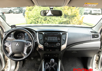 Подержанный автомобиль Mitsubishi Pajero Sport 2017 года (10 фото)