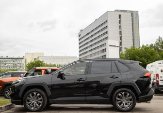 Подержанный автомобиль Toyota RAV4 2024 года (6 фото)
