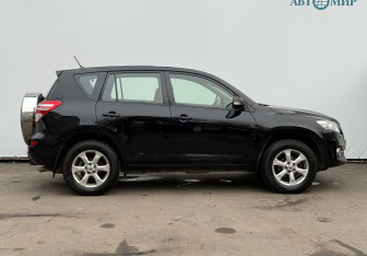 Подержанный автомобиль Toyota RAV4 2010 года (4 фото)