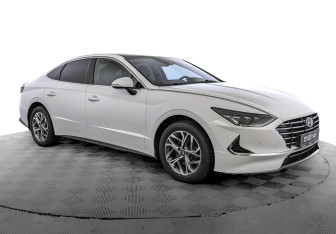 Подержанный автомобиль Hyundai Sonata 2021 года (3 фото)