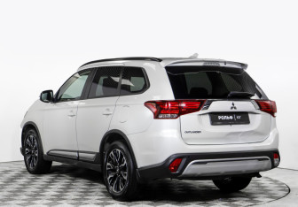 Подержанный автомобиль Mitsubishi Outlander 2022 года (5 фото)