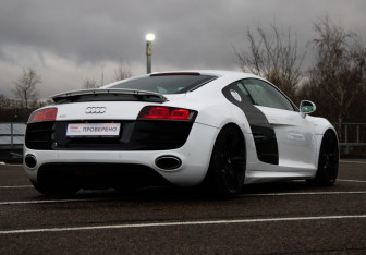 Подержанный автомобиль Audi R8 Coupe 2011 года (5 фото)