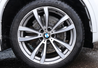 Подержанный автомобиль BMW X5 2016 года (22 фото)