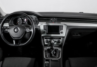 Подержанный автомобиль Volkswagen Passat Sedan 2017 года (12 фото)