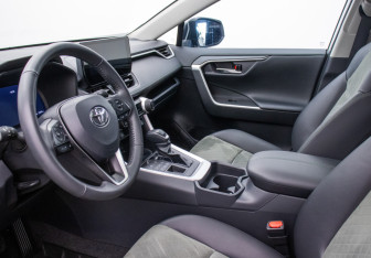 Подержанный автомобиль Toyota RAV4 2024 года (10 фото)