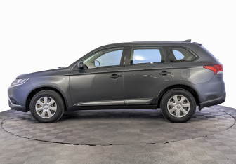 Подержанный автомобиль Mitsubishi Outlander 2019 года (8 фото)