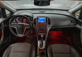 Подержанный автомобиль Opel Astra Hatchback 2011 года (11 фото)