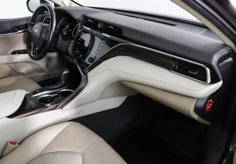 Подержанный автомобиль Toyota Camry Sedan 2019 года (10 фото)