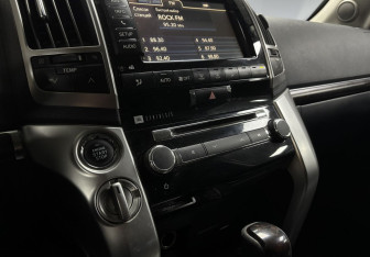 Подержанный автомобиль Toyota Land Cruiser Suv 2014 года (17 фото)