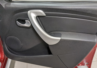 Подержанный автомобиль Renault Sandero 2012 года (17 фото)