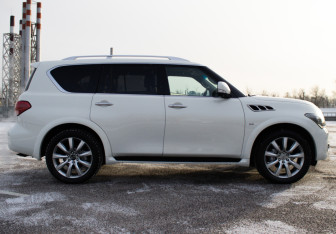 Подержанный автомобиль Infiniti QX80 2014 года (4 фото)